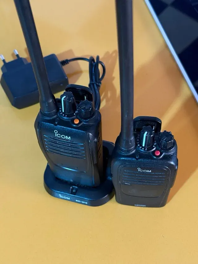Pareja de radios ICOM en buen estado.