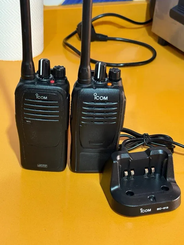 Pareja de radios ICOM en buen estado.