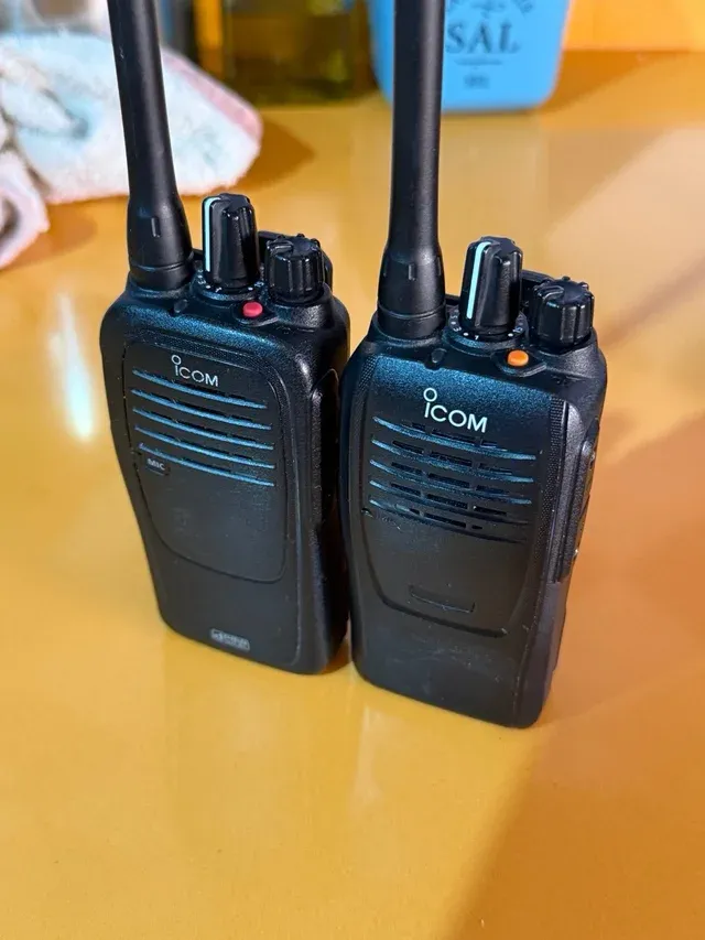 Pareja de radios ICOM en buen estado.