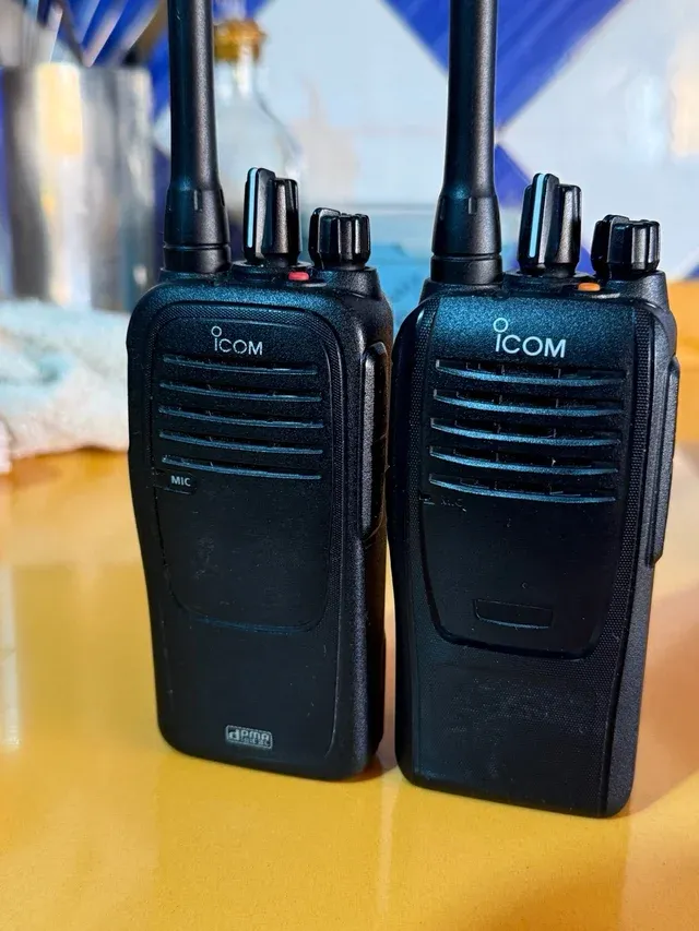 Pareja de radios ICOM en buen estado.