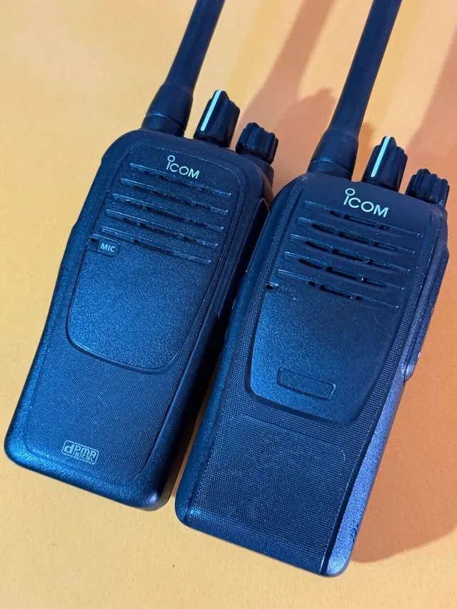 Pareja de radios ICOM en buen estado.