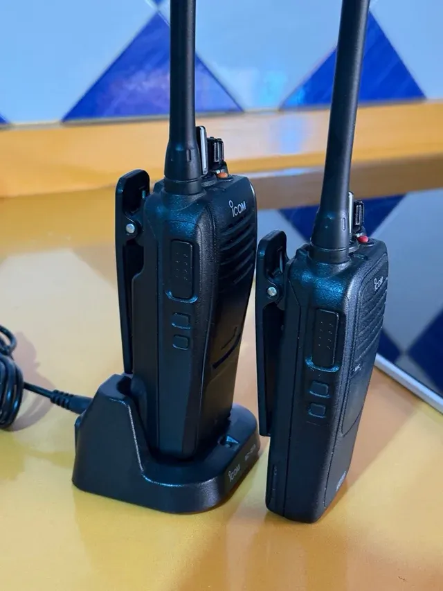 Pareja de radios ICOM en buen estado.