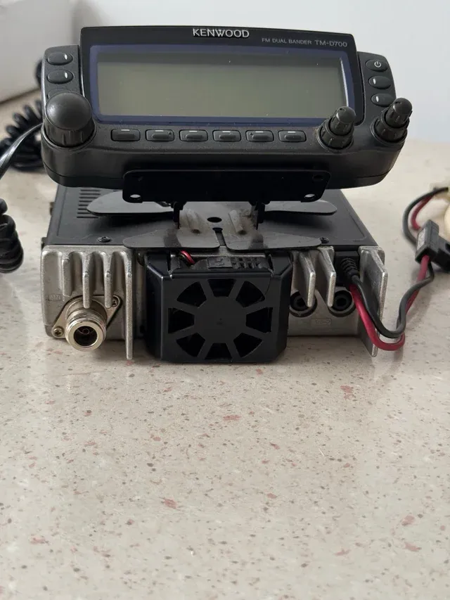 Kenwood TM-D700 VHF-UHF (APRS)