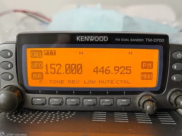 Kenwood TM-D700 VHF-UHF (APRS)