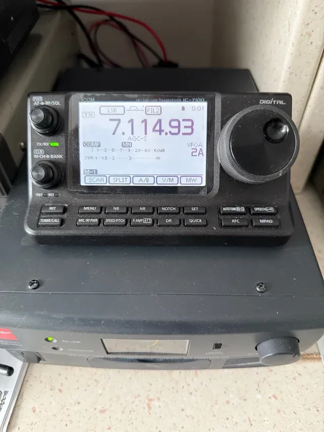 ICOM IC-7100 HF/VHF/UHF DSTAR Transceptor