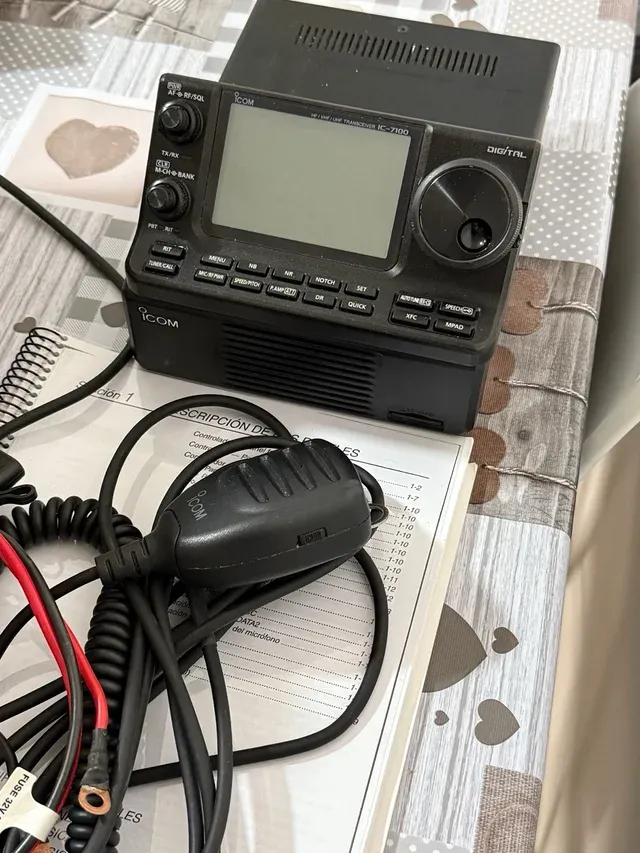 ICOM IC-7100 HF/VHF/UHF DSTAR Transceptor