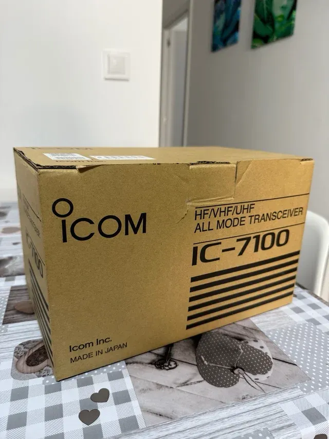 ICOM IC-7100 HF/VHF/UHF DSTAR Transceptor