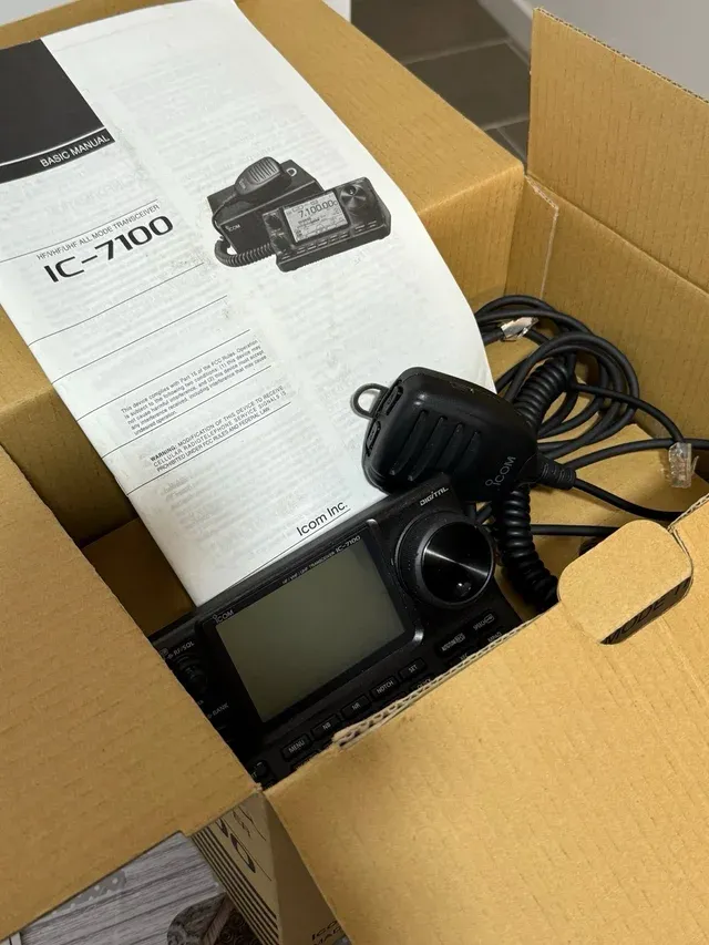 ICOM IC-7100 HF/VHF/UHF DSTAR Transceptor