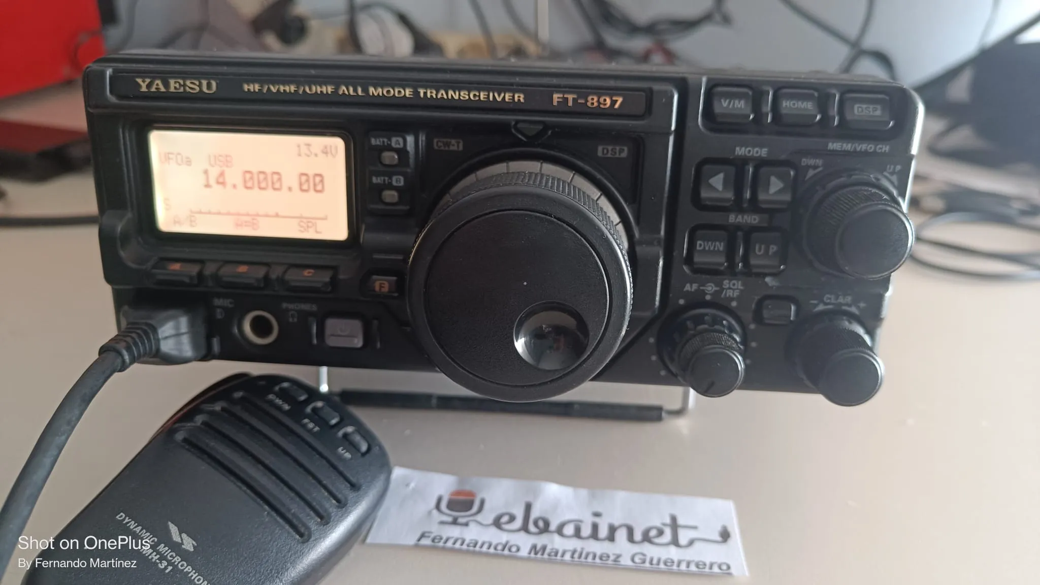 Yaesu FT-897D en su caja manual en español