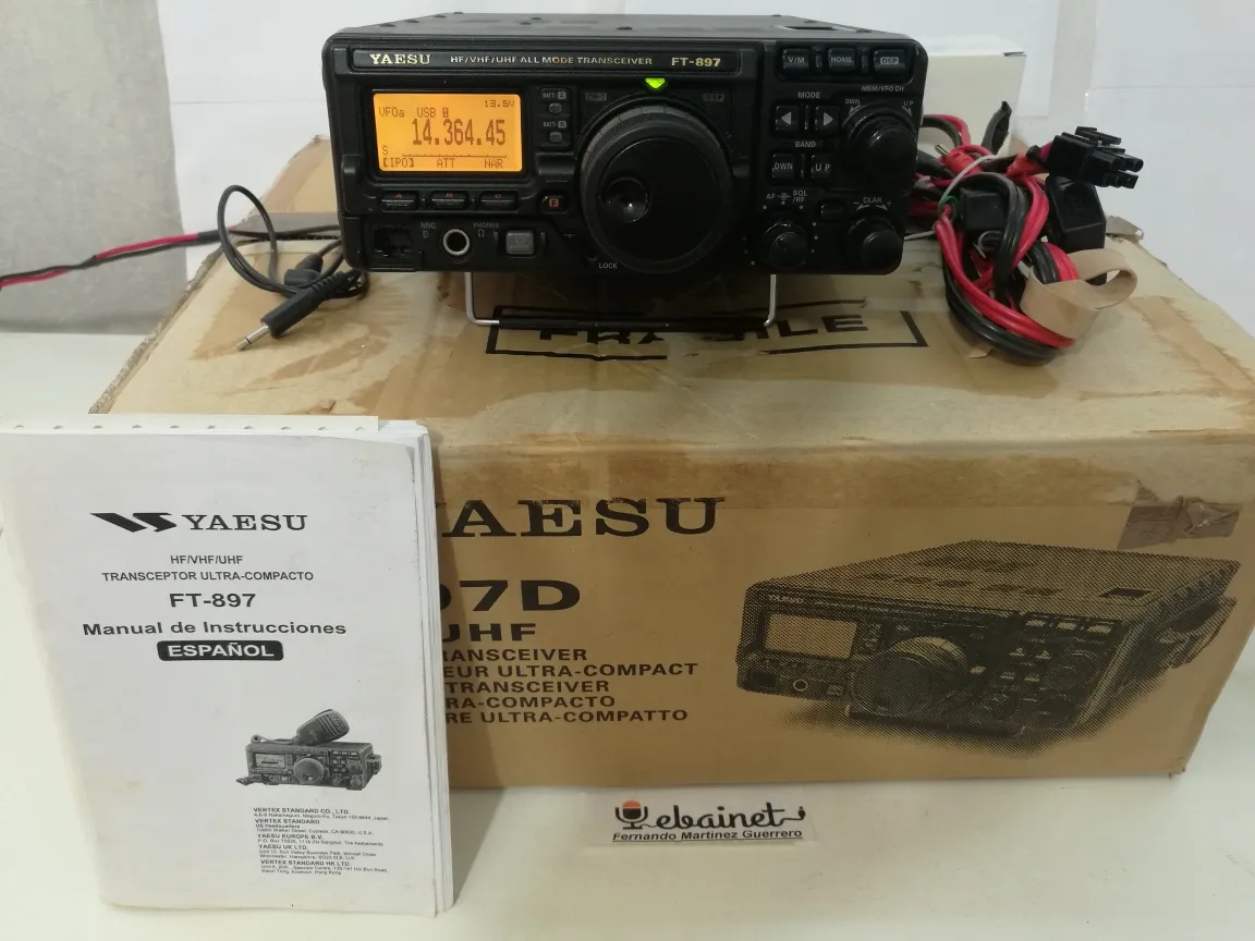 Yaesu FT-897D en su caja manual en español
