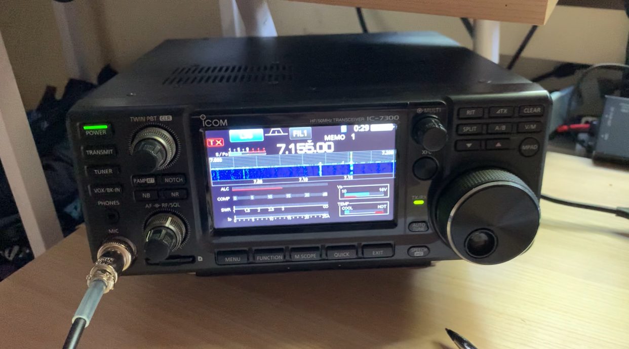 VENTA ICOM 7300 IMPECABLE. EMBALAJE ORIGINAL. PROTECTOR PANTALLA