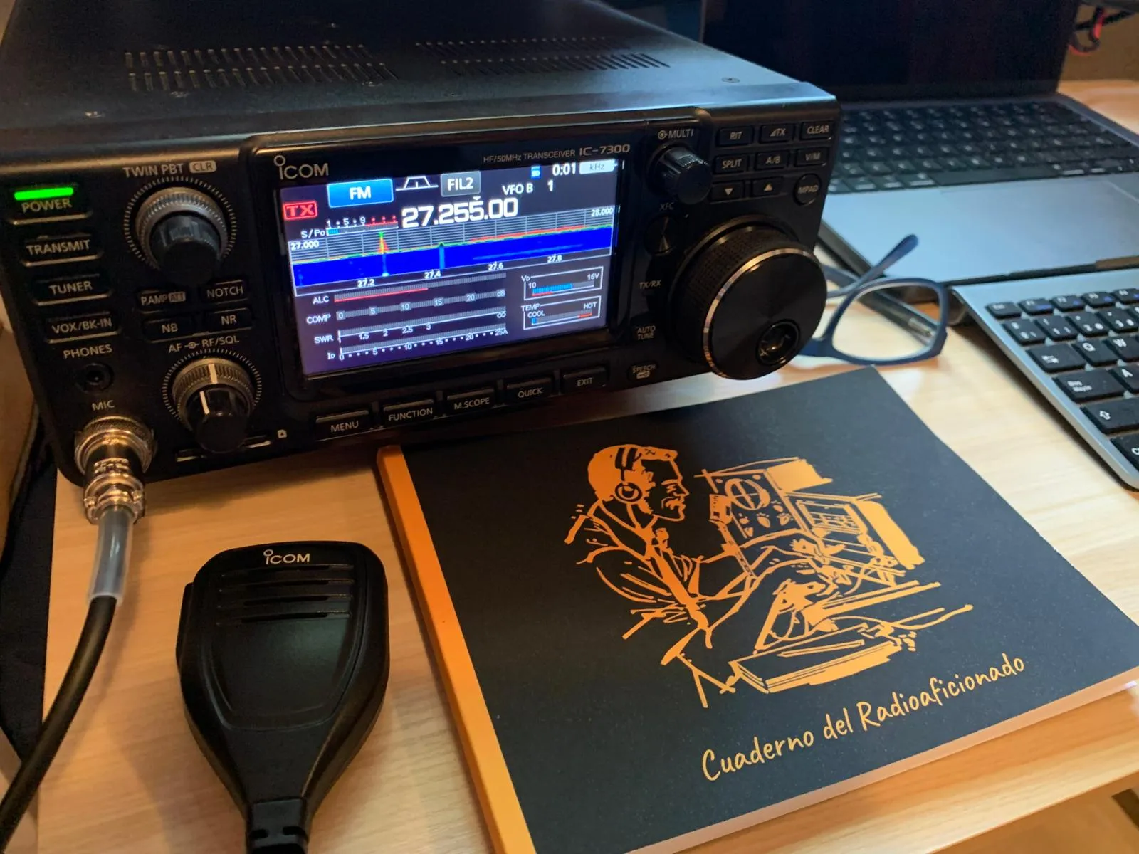 VENTA ICOM 7300 IMPECABLE. EMBALAJE ORIGINAL. PROTECTOR PANTALLA