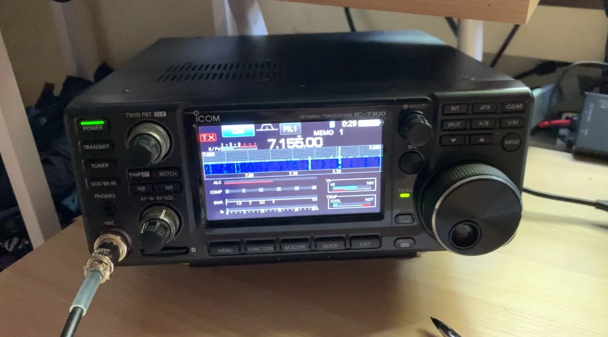 VENTA ICOM 7300 IMPECABLE. EMBALAJE ORIGINAL. PROTECTOR PANTALLA