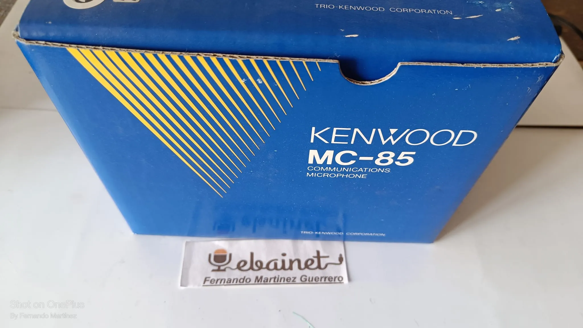 Kenwood MC-85 co cables para dos equipos en su caja