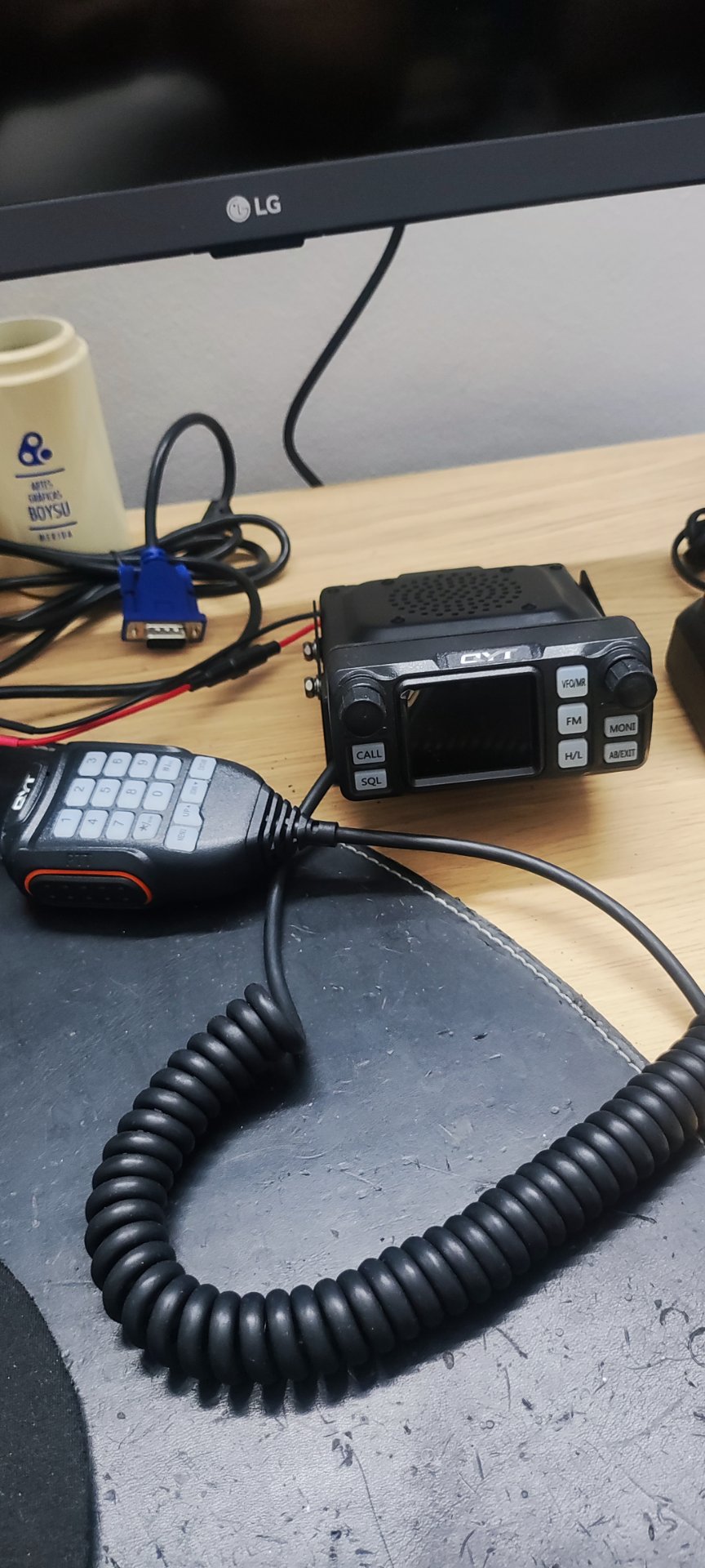 Emisora bibanda QYT modelo KT-5000.